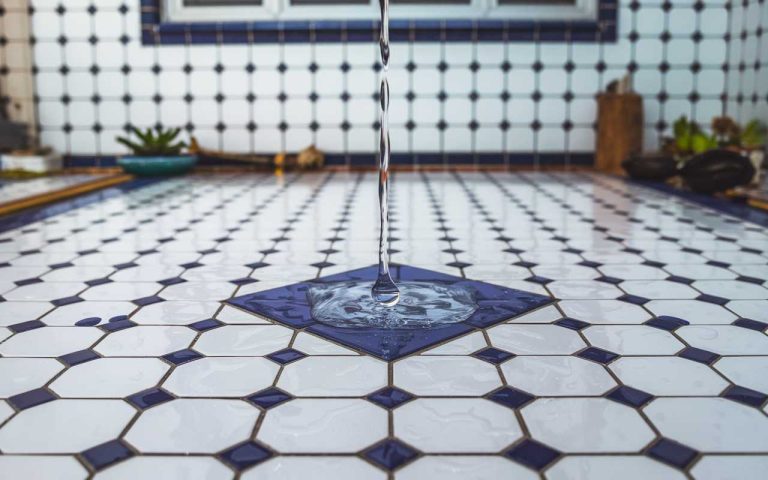 Eau sous le carrelage : comment faire jouer votre assurance habitation