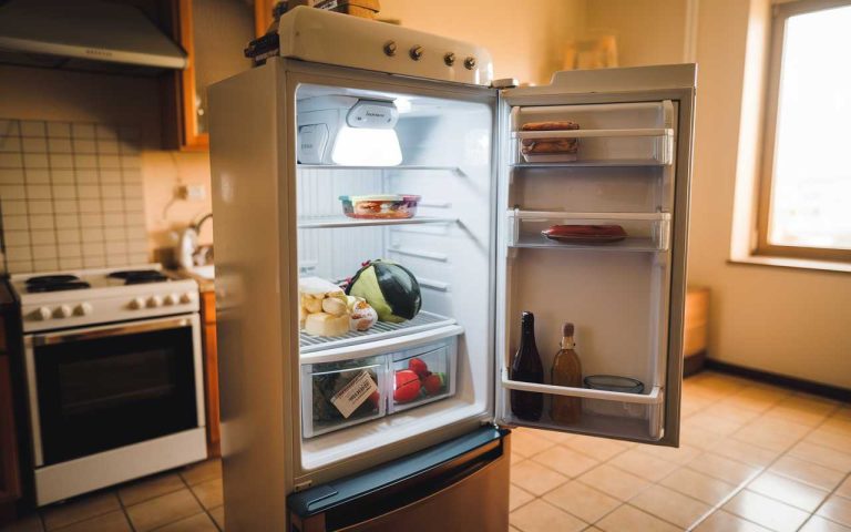 Quand votre frigo s&rsquo;éteint : l&rsquo;assurance habitation face aux coupures de courant
