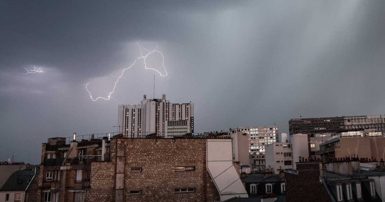 découvrez nos solutions d'assurances spécifiquement conçues pour vous protéger contre les dommages causés par les orages. protégez votre maison et vos biens avec une couverture adaptée et un service client à votre écoute.