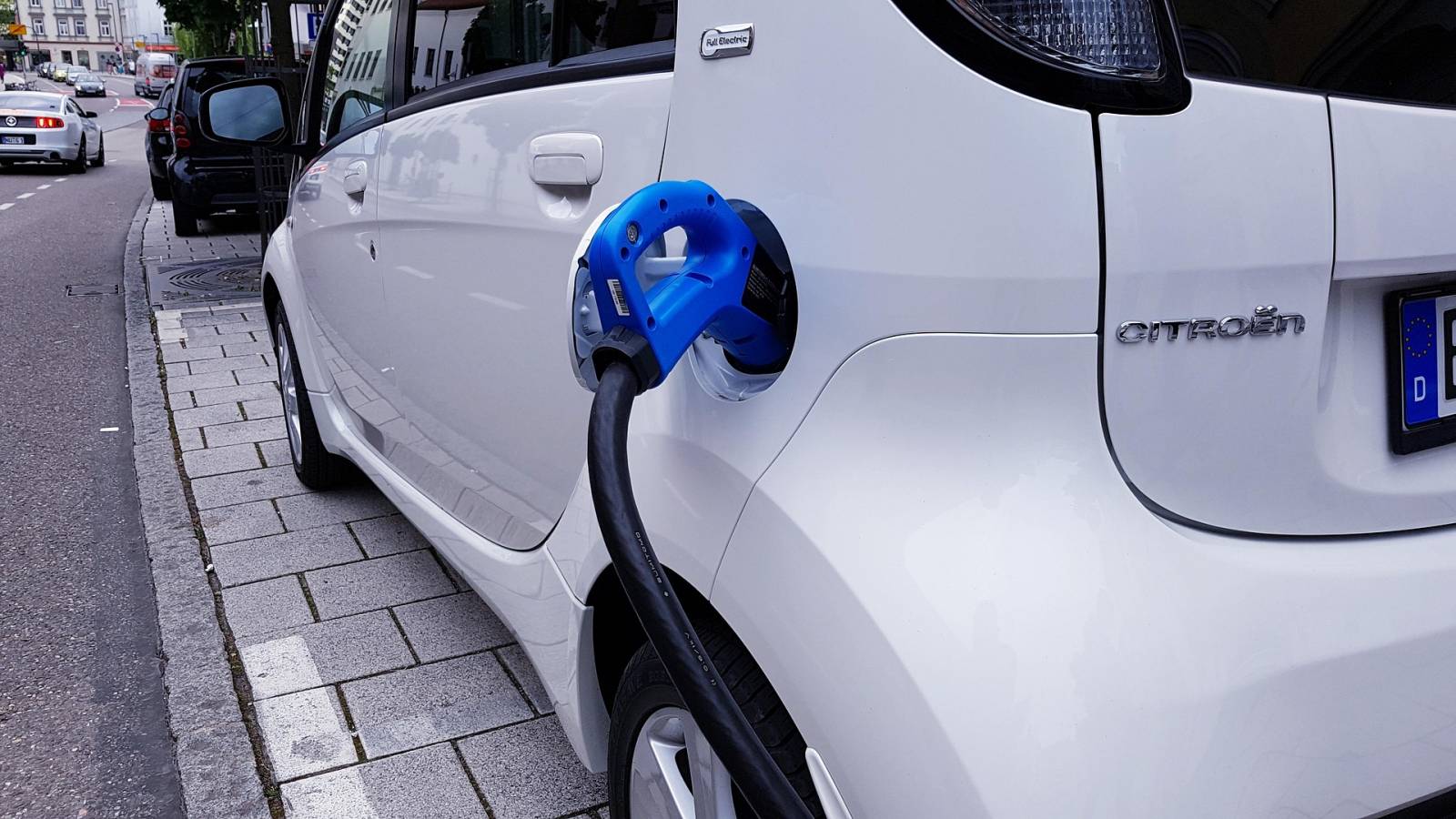 protégez votre véhicule électrique avec notre assurance voiture spécialement conçue pour répondre à vos besoins. bénéficiez de garanties adaptées et d'un service client de qualité pour rouler en toute sérénité.