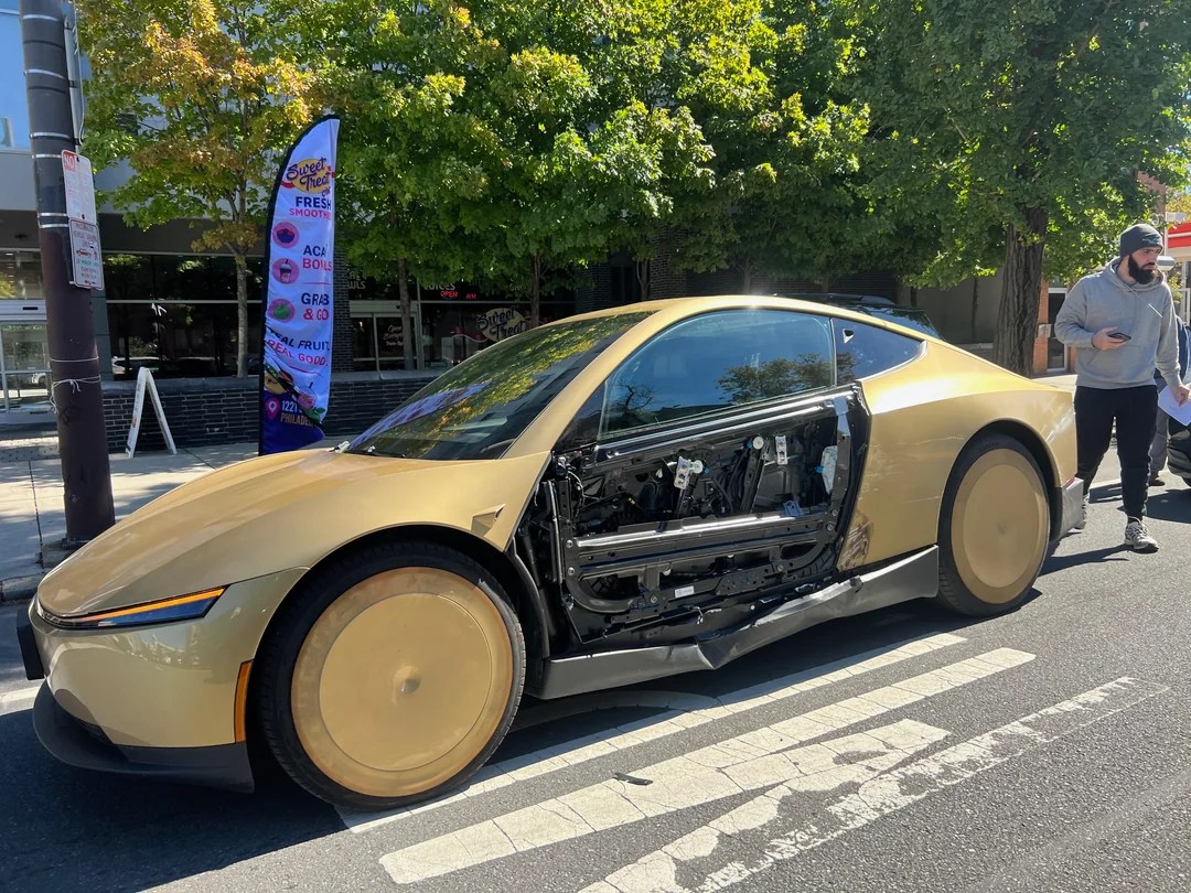 Tesla Cybercab doré stoppé à Philadelphie